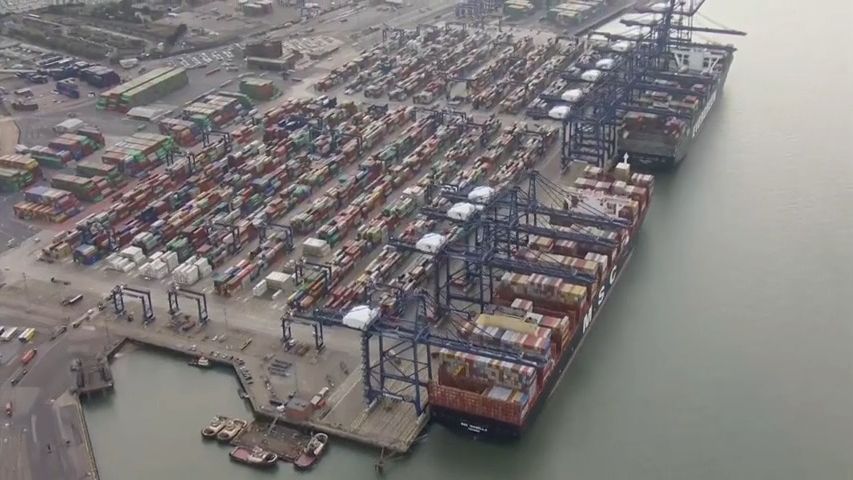 Největší britský přístav se zastavil. Některé zboží bude na Vánoce chybět